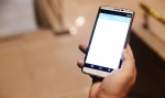 이재용 삼성 부회장을 기다리는 더팩트 기자의 LG폰