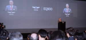 정몽구 회장, 제네시스 신차 'EQ900' 최초 공개