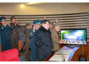 북한 광명성4호 발사관련 김정은-로켓 사진