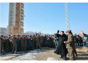 북한 광명성4호 발사관련 김정은-로켓 사진