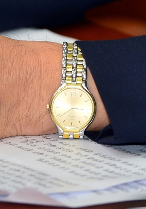 국회의원의 손목 시계