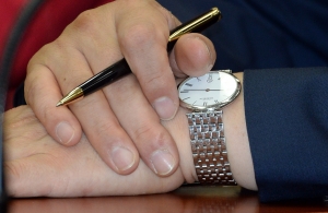 국회의원의 손목 시계
