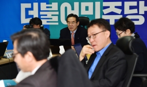 예비 후보 면접 진행하는 홍창성 더불어민주당 공관위원장