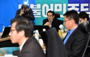 예비 후보 면접 진행하는 홍창성 더불어민주당 공관위원장