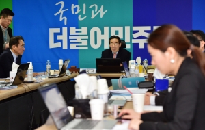 예비 후보 면접 진행하는 홍창성 더불어민주당 공관위원장