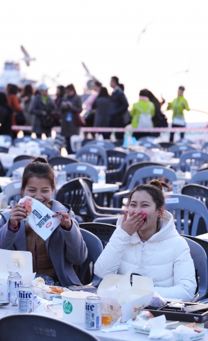 유커가 월미도에 떴다…'치맥 파티!'