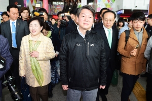 안철수 대표, 서울역 사전투표 독려