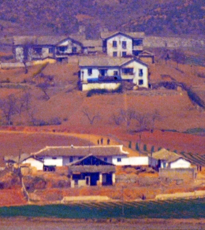 태양절 맞은 북한 미사일 발사에도 일상적인 기정동 마을