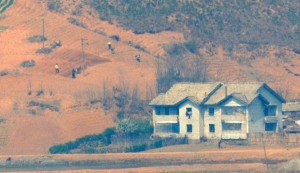 태양절 맞은 북한 미사일 발사에도 일상적인 기정동 마을