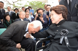 고 김영삼 전 대통령 묘비 제막식