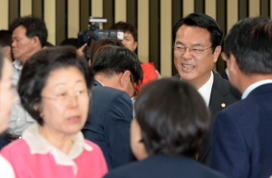 새누리당 의원총회 참석한 김희옥 혁신비대위원장 내정자