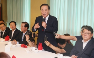 '친박 만찬회동' 인사말 하는 서청원 의원