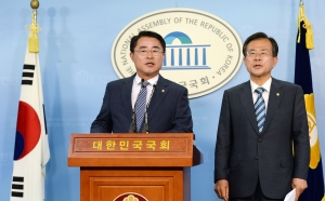 윤영일, 최경환 의원 미르재단 K타워 개발관련 기자회견