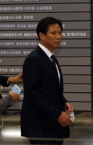 '문고리 권력' 안봉근 검찰 출두