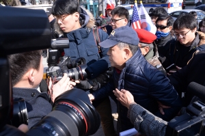 김평우 변호사 헌재 앞 기자회견