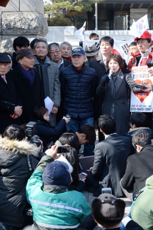 김평우 변호사 헌재 앞 기자회견