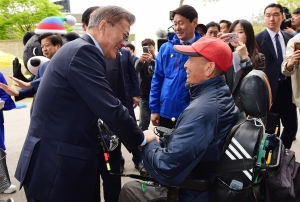 장애인의 날 강원도 기념식에 참석한 문재인