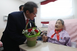 홍준표 위안부 피해 할머니 방문