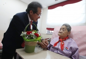 홍준표 위안부 피해 할머니 방문