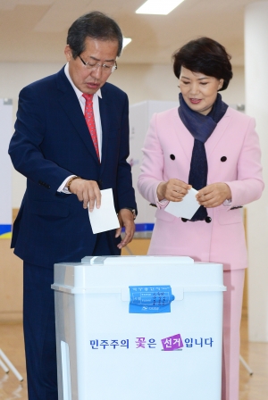 투표하는 홍준표 자유한국당 대선 후보