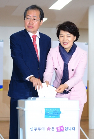 투표하는 홍준표 자유한국당 대선 후보
