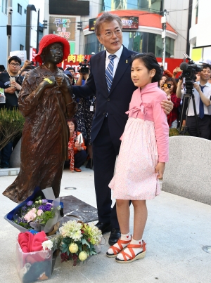 [현장풀]마산 소녀상에 헌화하는 문재인 후보