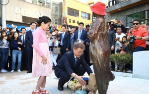 [현장풀]마산 소녀상에 헌화하는 문재인 후보