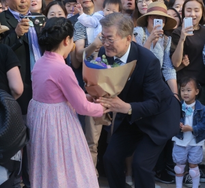 [현장풀]마산 소녀상에 헌화하는 문재인 후보