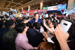 귀국한 홍준표, 지지자들로 공항은 아수라장