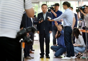 '여직원 성추행 혐의' 최호식 회장