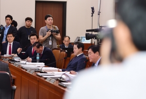 청문회장에서 화보촬영하는 자유한국당 윤영석 의원
