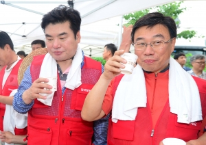 자유한국당 감자 수확 봉사활동