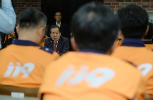 홍준표 자윤한국당 대표 영등포 소방소 방문