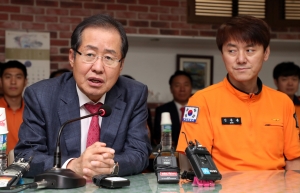 홍준표 자윤한국당 대표 영등포 소방소 방문