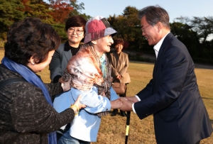 문재인 대통령, 이효재 소장 만남