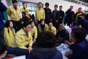 포항 지진 피해 주민들 만난 우원식