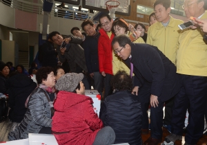 포항 지진 피해 주민들 만난 홍준표