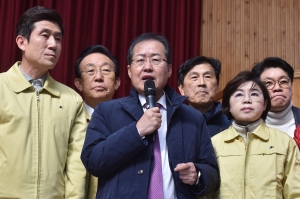 포항 지진 피해 주민들 만난 홍준표