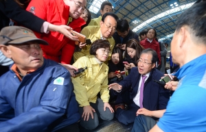 포항 지진 피해 주민들 만난 홍준표