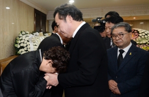 세월호 미수습자 장례식 참석한 이낙연 총리