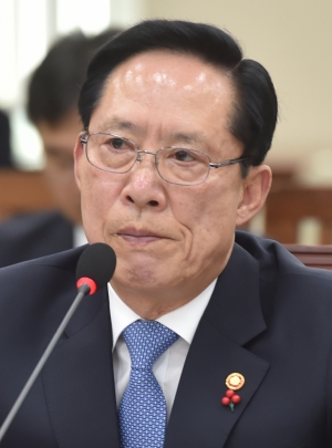 북한 미사일 도발에 고심하는 송영무 장관