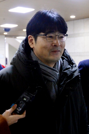 공판 마치고 법정 나서는 탁현민 청와대 행정관