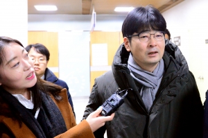 공판 마치고 법정 나서는 탁현민 청와대 행정관