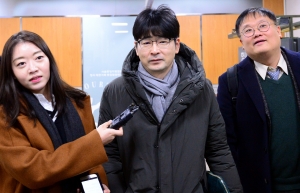 공판 마치고 법정 나서는 탁현민 청와대 행정관