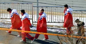 휴식 취하는 북한 응원단