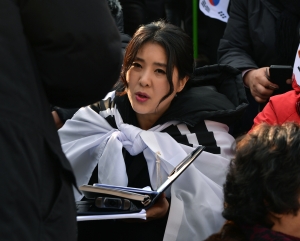 태극기 집회 현장 방문한 방송인 강유미 