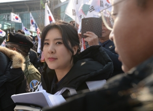 태극기 집회 현장 방문한 방송인 강유미