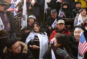 태극기 집회 현장 방문한 방송인 강유미