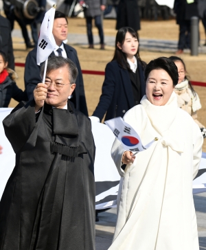 3.1절 만세운동 재현하는 문재인대통령