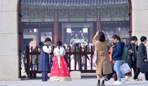 미세먼지 속 관광객